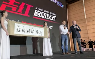 合弁会社の設立イベントであいさつする丸紅の平沢順中国総代表(右)（25日、北京市）