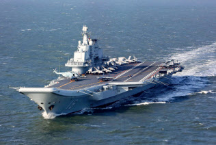 中国海軍の空母「遼寧」(共同) 中国海軍の空母「遼寧」(共同)