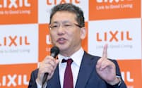 記者会見するLIXILグループの瀬戸欣哉CEO（25日、東京都中央区）