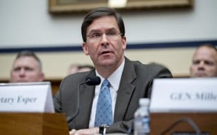 米下院軍事委員会の公聴会で話すエスパー氏(4月2日、米ワシントン)=AP 米下院軍事委員会の公聴会で話すエスパー氏(4月2日、米ワシントン)=AP