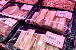 中国・北京のスーパーに並ぶカナダ産豚肉=AP 中国・北京のスーパーに並ぶカナダ産豚肉=AP