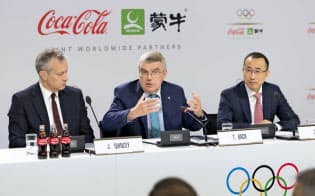 スイスのローザンヌでバッハIOC会長(中央)は24日、IOCはコカ・コーラ、蒙牛乳業とスポンサー契約を結んだと発表した。左はコカ・コーラのクインシー最高経営責任者(CEO)、右は蒙牛乳業の盧敏放総裁=AP スイスのローザンヌでバッハIOC会長(中央)は24日、IOCはコカ・コーラ、蒙牛乳業とスポンサー契約を結んだと発表した。左はコカ・コーラのクインシー最高経営責任者(CEO)、右は蒙牛乳業の盧敏放総裁=AP