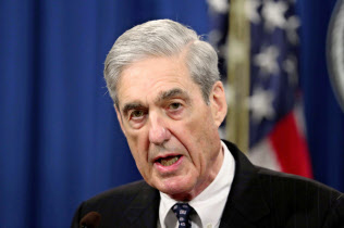 モラー米特別検察官はトランプ大統領が疑惑捜査を妨害した疑いに関して刑事責任を問うべきか判断を示さなかった(5月、ワシントン)=ロイター モラー米特別検察官はトランプ大統領が疑惑捜査を妨害した疑いに関して刑事責任を問うべきか判断を示さなかった(5月、ワシントン)=ロイター