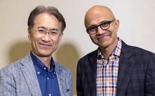 ソニーとマイクロソフトは提携を発表し、両社トップの笑顔の写真を公開した