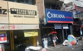 フィリピンの街中には送金会社「ウエスタンユニオン」や「セブアナ」の店舗が多い（マニラ）