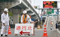 通行止めとなった阪神高速の入り口（27日午前、大阪市西区）=小幡真帆撮影