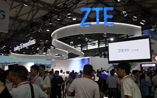 ZTEは世界の通信会社25社と「5G」の商用化に向けた契約を結んでいる（27日、上海市の見本市での展示）