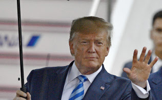 G20サミットに出席するため大阪空港に到着したトランプ米大統領=27日午後 G20サミットに出席するため大阪空港に到着したトランプ米大統領=27日午後