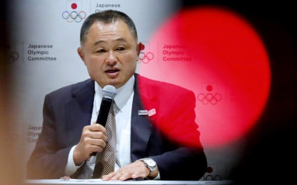 記者会見する日本オリンピック委員会の山下新会長(27日、東京都新宿区)