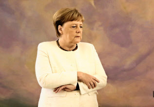 メルケル首相は全身が震える発作に見舞われた=AP メルケル首相は全身が震える発作に見舞われた=AP