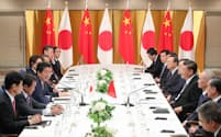 中国の習近平国家主席（右手前から4人目）と会談する安倍晋三首相（27日、大阪市）=代表撮影