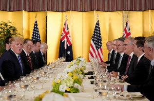 27日、オーストラリアのモリソン首相との会談に臨むトランプ米大統領(左端)=AP 27日、オーストラリアのモリソン首相との会談に臨むトランプ米大統領(左端)=AP