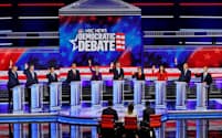 米大統領選候補者テレビ討論会の一日目には10人の候補者が議論を繰り広げた=ロイター