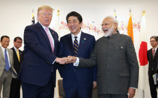 首脳会談冒頭、拳をあわせ笑顔を見せる(左から)トランプ米大統領、安倍首相、インドのモディ首相(28日、大阪市)=代表撮影 首脳会談冒頭、拳をあわせ笑顔を見せる(左から)トランプ米大統領、安倍首相、インドのモディ首相(28日、大阪市)=代表撮影