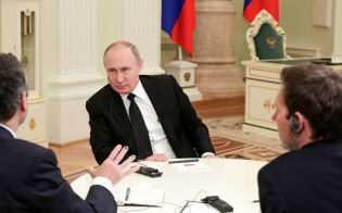 G20出席を前にモスクワで英フィナンシャル・タイムズ紙の単独インタビューに応じるロシアのプーチン大統領=ロイター G20出席を前にモスクワで英フィナンシャル・タイムズ紙の単独インタビューに応じるロシアのプーチン大統領=ロイター