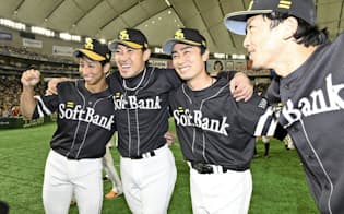 交流戦優勝を決め、喜ぶソフトバンクの（左から）福田、内川、和田、松田宣=共同
