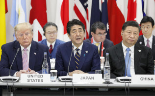 G20サミットで行われたデジタル経済に関する首脳特別イベントであいさつする安倍首相(28日午後、大阪市)=代表撮影 G20サミットで行われたデジタル経済に関する首脳特別イベントであいさつする安倍首相(28日午後、大阪市)=代表撮影