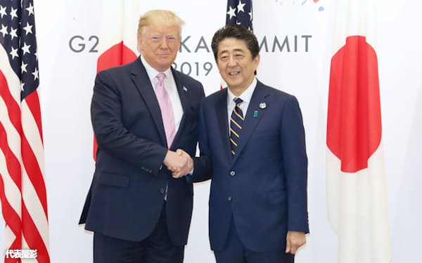 トランプ米大統領との首脳会談の冒頭、握手を交わす安倍首相(28日午前、大阪市)=代表撮影
