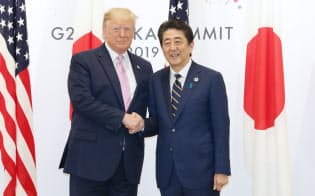 トランプ米大統領との首脳会談の冒頭、握手を交わす安倍首相(28日午前、大阪市)=代表撮影 トランプ米大統領との首脳会談の冒頭、握手を交わす安倍首相(28日午前、大阪市)=代表撮影
