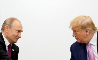 会談するトランプ米大統領(右)とプーチン・ロシア大統領(28日)=ロイター 会談するトランプ米大統領(右)とプーチン・ロシア大統領(28日)=ロイター