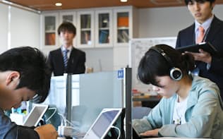 AI教材「アタマプラス」を使って学習する生徒（神戸市のAIホロン神戸学園都市教室）