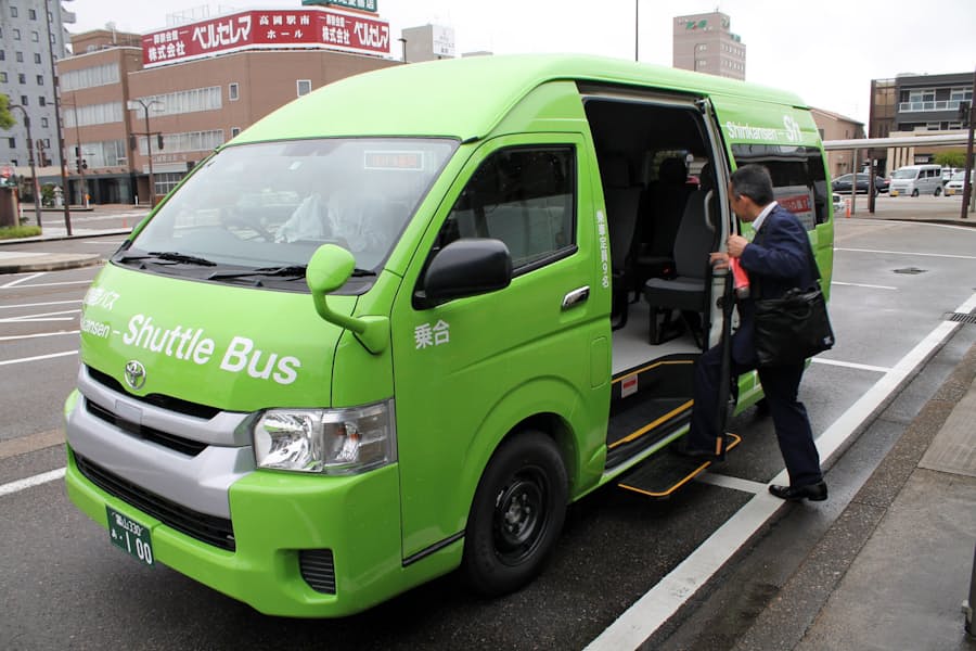 加越能バス 路線バスにワゴン車両 運転手確保容易に 日本経済新聞 加越能バス 路線バスにワゴン車両 運転手確保容易に 日本経済新聞