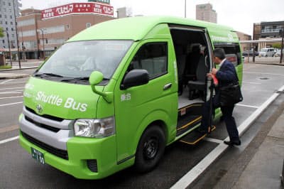 加越能バス 路線バスにワゴン車両 運転手確保容易に 日本経済新聞 加越能バス 路線バスにワゴン車両 運転手確保容易に 日本経済新聞