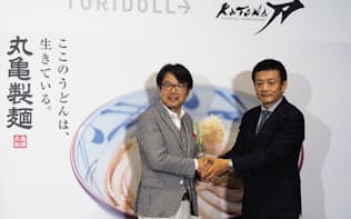 トリドールHDの粟田社長(左)と刀の森岡CEO（25日、東京・千代田）