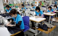 対米輸出が好調なベトナムの縫製業（3月、ハノイ）=ロイター