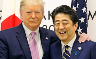 トランプ米大統領と安倍首相（28日、大阪市）=ロイター