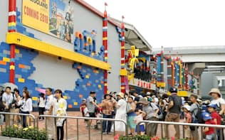 大勢の人でにぎわう、名古屋市港区のテーマパーク「レゴランド・ジャパン」（2017年8月）