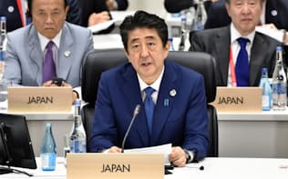 G20大阪サミットの2日目討議が始まり、議長として発言する安倍首相=ロイター