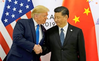 握手をかわすトランプ米大統領（左）と中国の習近平国家主席（29日、大阪市）=ロイター