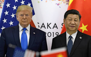 記念撮影に応じるトランプ米大統領(左)と中国の習近平(シー・ジンピン)国家主席(29日、大阪市)=AP 記念撮影に応じるトランプ米大統領(左)と中国の習近平(シー・ジンピン)国家主席(29日、大阪市)=AP