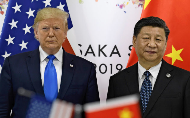 記念撮影に応じるトランプ米大統領(左)と中国の習近平国家主席(大阪市)=AP 記念撮影に応じるトランプ米大統領(左)と中国の習近平国家主席(大阪市)=AP