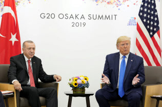 29日、G20大阪サミットに合わせて会談したトランプ氏(右)とエルドアン氏=ロイター 29日、G20大阪サミットに合わせて会談したトランプ氏(右)とエルドアン氏=ロイター