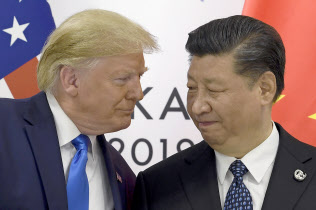 29日、20カ国・地域首脳会議(G20大阪サミット)に参加したトランプ米大統領(左)と中国の習近平国家主席=AP 29日、20カ国・地域首脳会議(G20大阪サミット)に参加したトランプ米大統領(左)と中国の習近平国家主席=AP