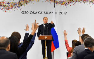 29日、記者会見するロシアのプーチン大統領=ロイター 29日、記者会見するロシアのプーチン大統領=ロイター