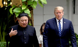 2月にハノイで会談した金正恩委員長(左)とトランプ大統領=ロイター 2月にハノイで会談した金正恩委員長(左)とトランプ大統領=ロイター