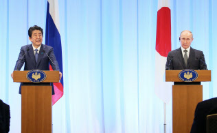 共同記者発表をする安倍首相(左)とロシアのプーチン大統領(29日、大阪市中央区)=代表撮影 共同記者発表をする安倍首相(左)とロシアのプーチン大統領(29日、大阪市中央区)=代表撮影