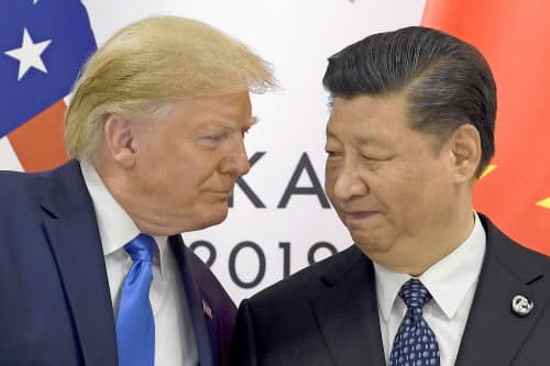 首脳会談に臨むトランプ大統領と中国の習近平国家主席(29日、大阪市)=AP