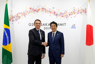 ブラジルのボルソナロ大統領(左)と安倍晋三首相(29日、大阪)=ロイター ブラジルのボルソナロ大統領(左)と安倍晋三首相(29日、大阪)=ロイター