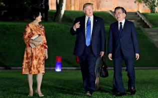 トランプ大統領は29日夜に韓国に到着した(写真はロイター) トランプ大統領は29日夜に韓国に到着した(写真はロイター)