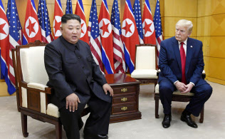 板門店の韓国側施設で会談する北朝鮮の金正恩委員長(左)とトランプ米大統領(30日)=AP 板門店の韓国側施設で会談する北朝鮮の金正恩委員長(左)とトランプ米大統領(30日)=AP