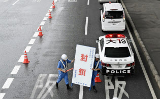 G20大阪サミットが終わり、交通規制が解除される阪神高速道路の法円坂入り口(30日午後、大阪市) G20大阪サミットが終わり、交通規制が解除される阪神高速道路の法円坂入り口(30日午後、大阪市)