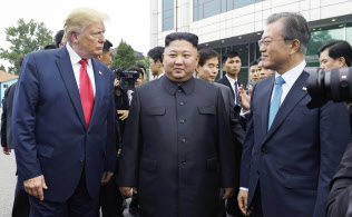 板門店で対面するトランプ米大統領(左)と北朝鮮の金正恩朝鮮労働党委員長(中央)、韓国の文在寅大統領(30日)=AP 板門店で対面するトランプ米大統領(左)と北朝鮮の金正恩朝鮮労働党委員長(中央)、韓国の文在寅大統領(30日)=AP