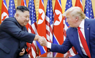 板門店の韓国側施設で握手する北朝鮮の金正恩朝鮮労働党委員長(左)とトランプ米大統領(30日)=聯合・共同 板門店の韓国側施設で握手する北朝鮮の金正恩朝鮮労働党委員長(左)とトランプ米大統領(30日)=聯合・共同