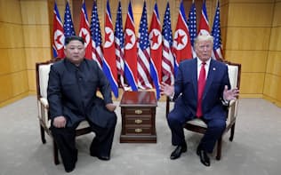 板門店で会談するトランプ米大統領(右)と北朝鮮の金正恩委員長=ロイター