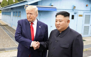 南北軍事境界線がある板門店で握手するトランプ米大統領(左)と北朝鮮の金正恩委員長=30日(ロイター=共同) 南北軍事境界線がある板門店で握手するトランプ米大統領(左)と北朝鮮の金正恩委員長=30日(ロイター=共同)