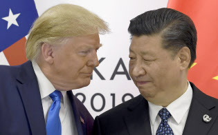 29日、20カ国・地域首脳会議(G20大阪サミット)に参加したトランプ米大統領(左)と中国の習近平国家主席=AP 29日、20カ国・地域首脳会議(G20大阪サミット)に参加したトランプ米大統領(左)と中国の習近平国家主席=AP